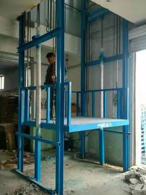 升降货梯安装现场